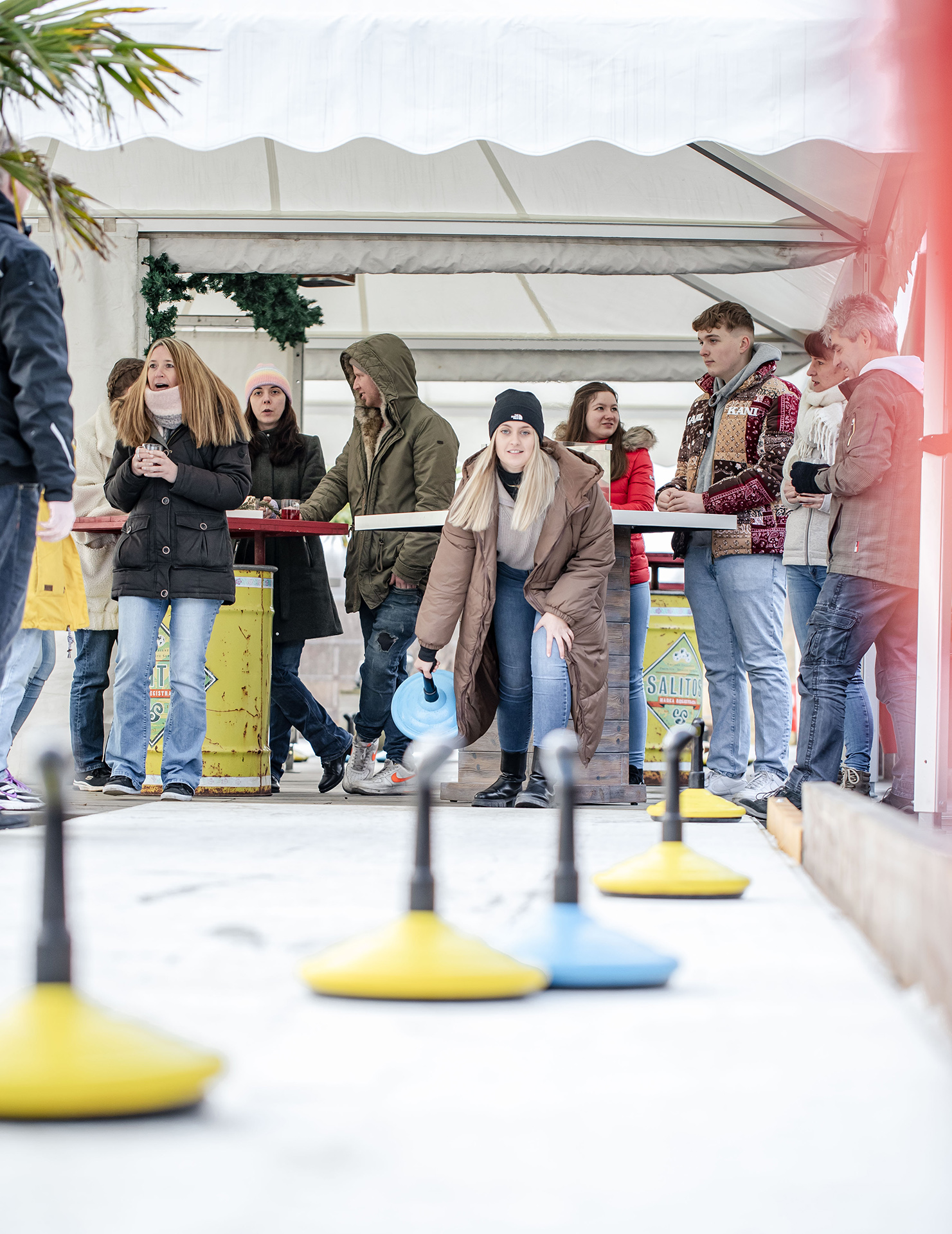 Gäste beim Winterstockschießen bei den Hooksieler Skiterrassen