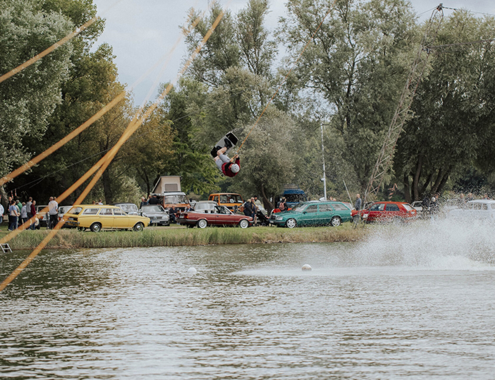 Wasser Wakeboard fahren und Oldtimer anschauen