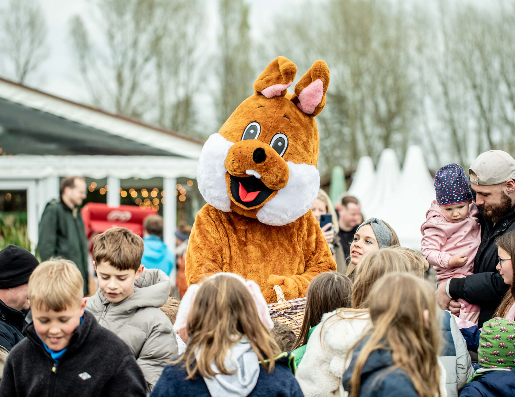 Osterhase verteilt Süßigkeiten