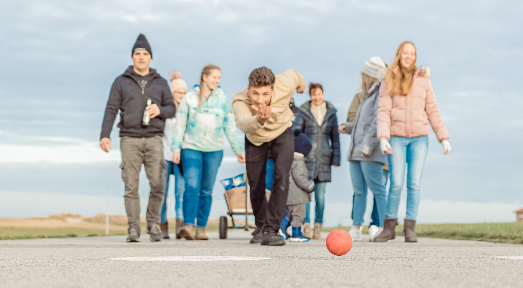 Boßeln, Teamaktivität, Winter, norddeutsch, Gruppen, sportlich, draußen