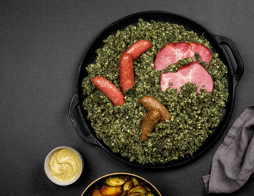 Grünkohl, norddeutsch, hausgemacht, Pinkel, Kasseler, Kochwurst, deftig, Bratkartoffeln