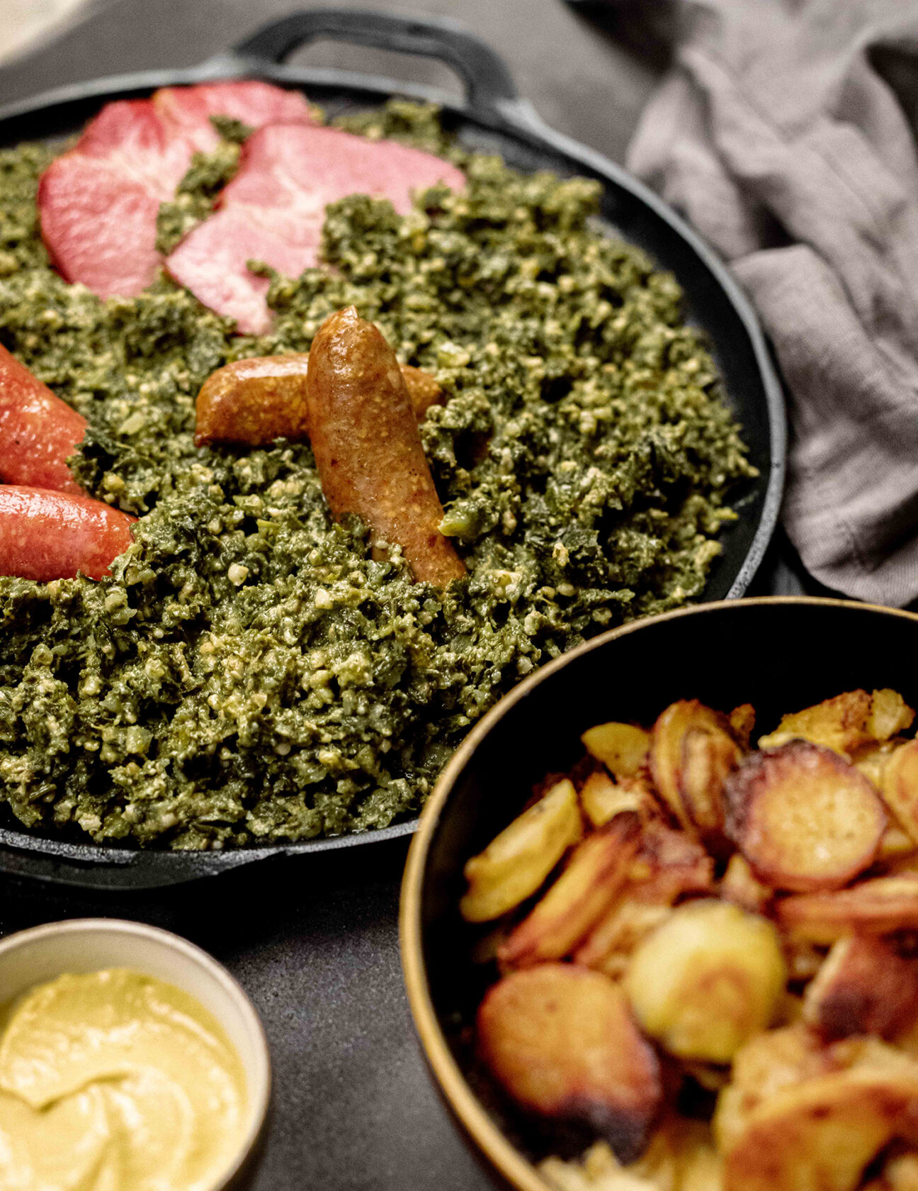 Grünkohl, norddeutsch, hausgemacht, Pinkel, Kasseler, Kochwurst, deftig, Bratkartoffeln