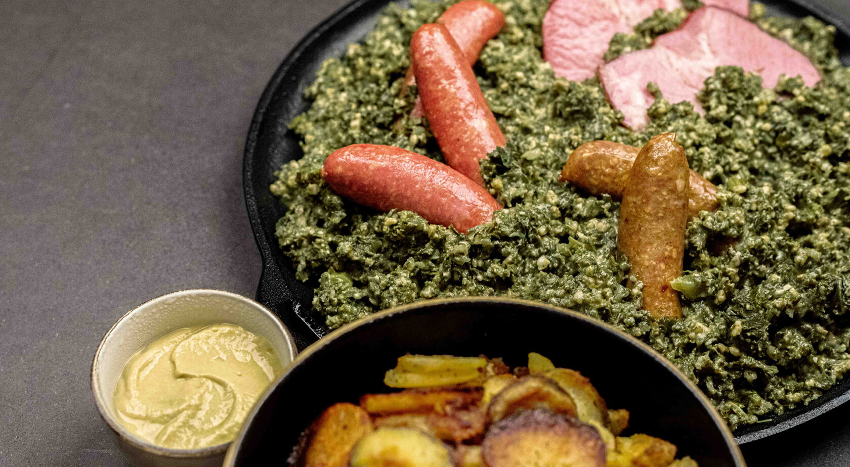 Grünkohl, norddeutsch, hausgemacht, Pinkel, Kasseler, Kochwurst, deftig, Bratkartoffeln