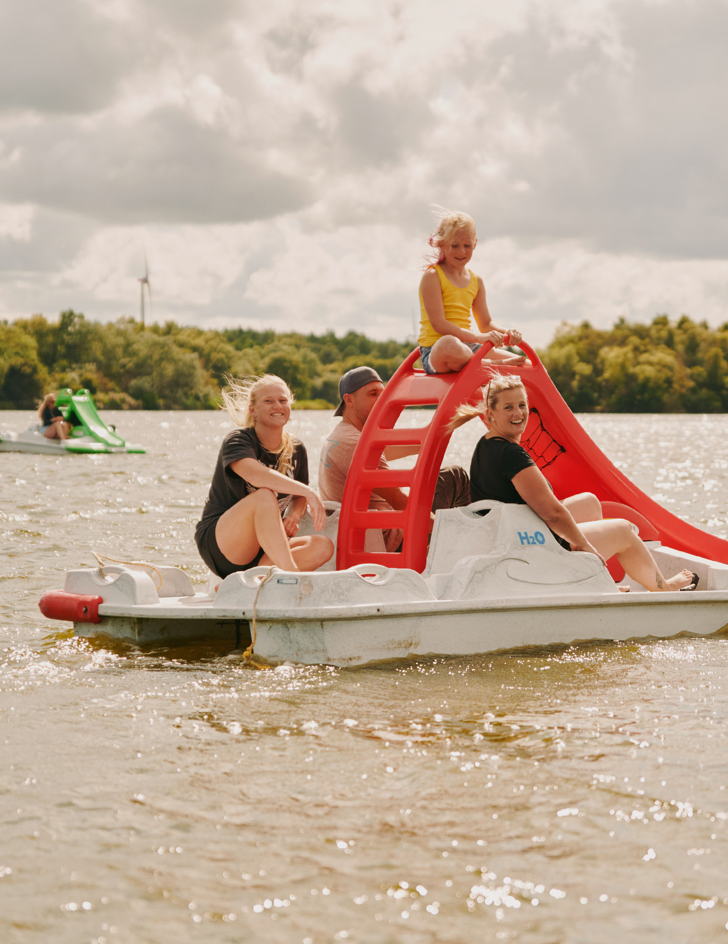 Eine Familie fährt Tretboot