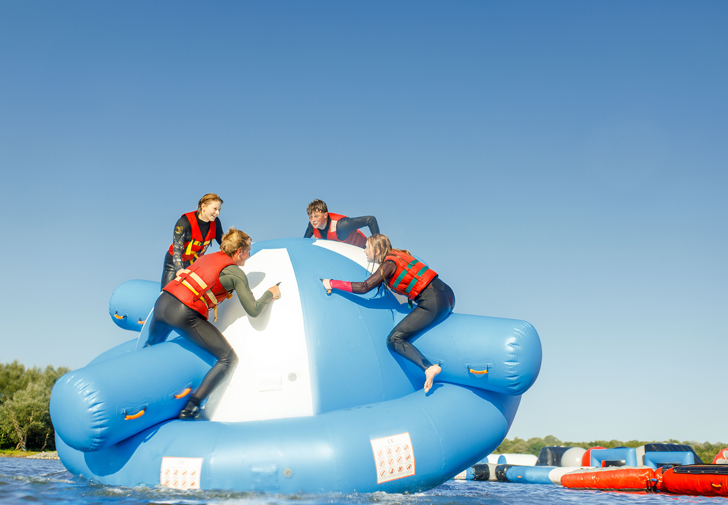 Kinder klettern auf einem Hindernis im Aquapark der Hooksieler Skiterrassen